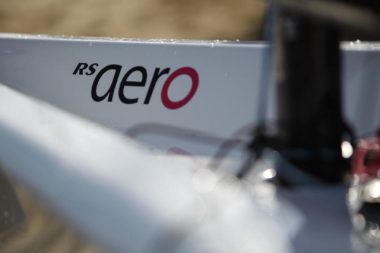 Ультралегковесная шлюпка RS AERO, изготовленная из эпоксидной смолы SR 8500 компании SICOMIN